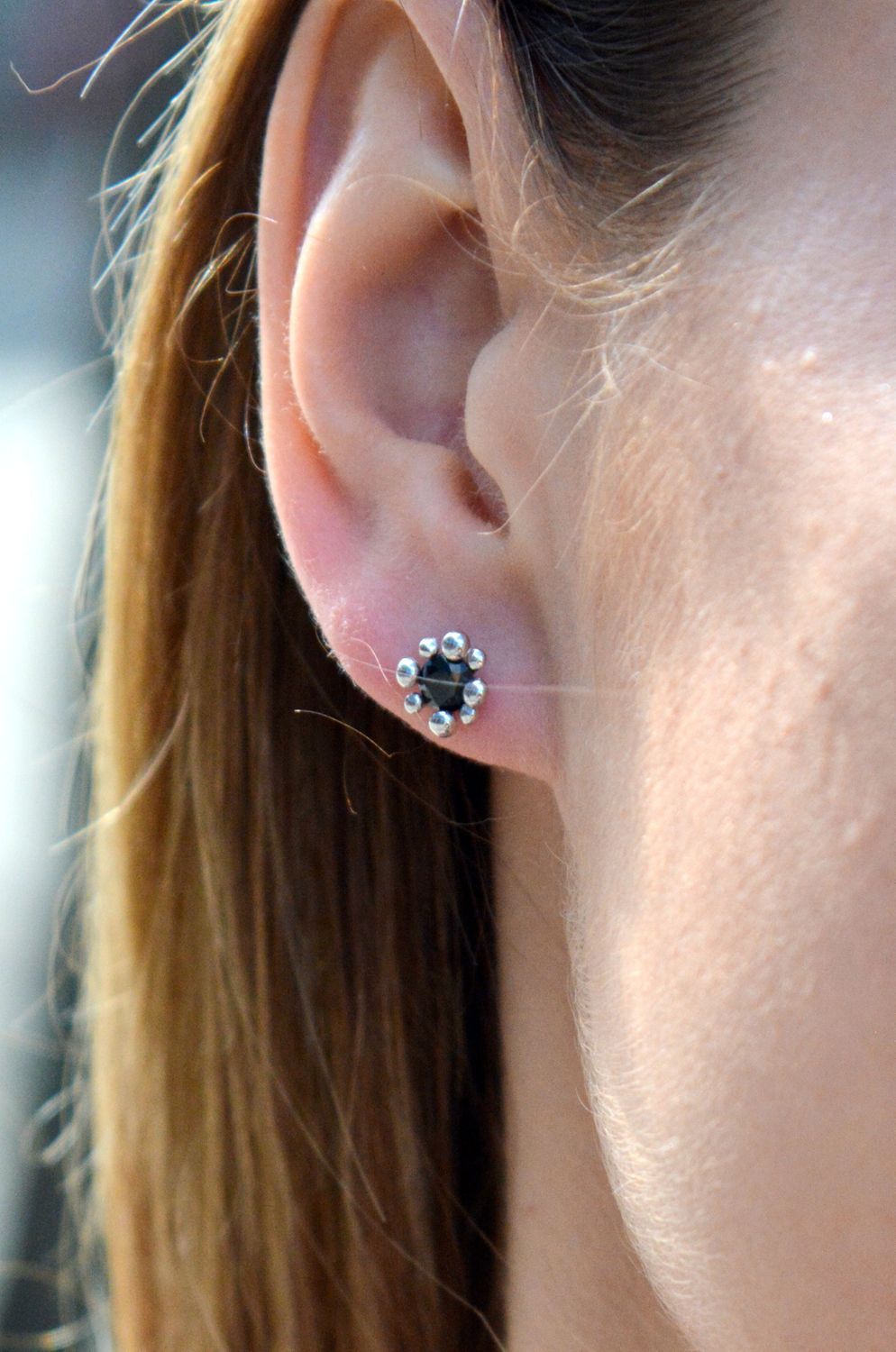 Kolczyki srebrne wkrętki w kształcie kwiatka K VI 294 026. Srebrne kolczyki w kształcie kwiatków z czarną cyrkonią w środku. Wykonane z najwyższej jakości srebrna próby 925 wyglądają bardzo elegancko.jpg